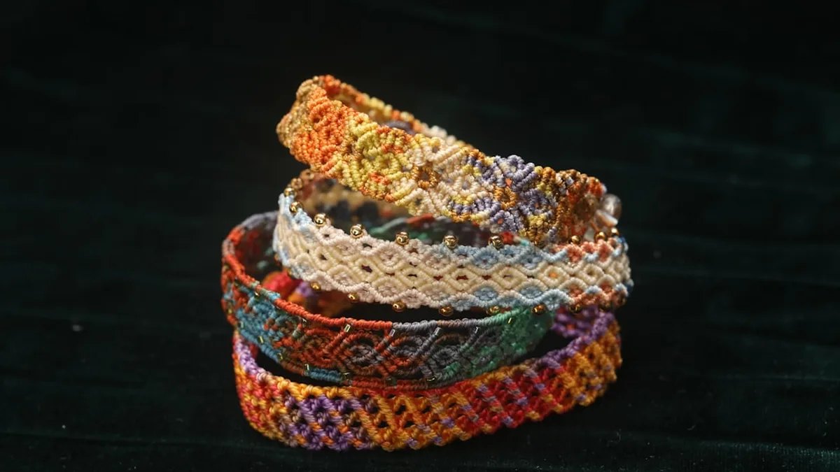Bracelet brésilien comment faire : coton, noeuds et durée réelle